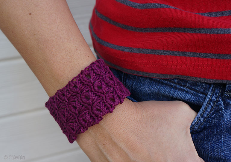 Häkelarmband "Purple Cuff"