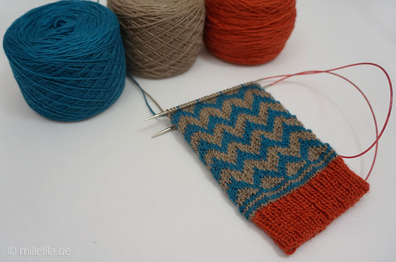 Auf den Nadeln Februar - Socken stricken mit Chevron Muster